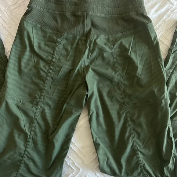 Lululemon Dance Studio Mid-Rise Pant
Regular Green Athletic Sz 4 GUC - Picture 6 of 10